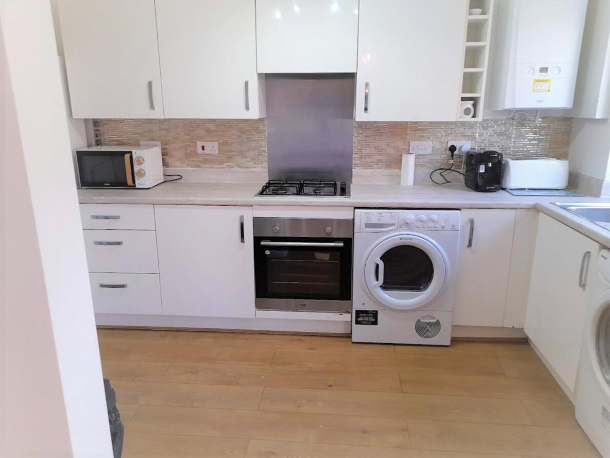 Beautiful 4 Bedroom Treasure Home Hemel Hempstead Zewnętrze zdjęcie